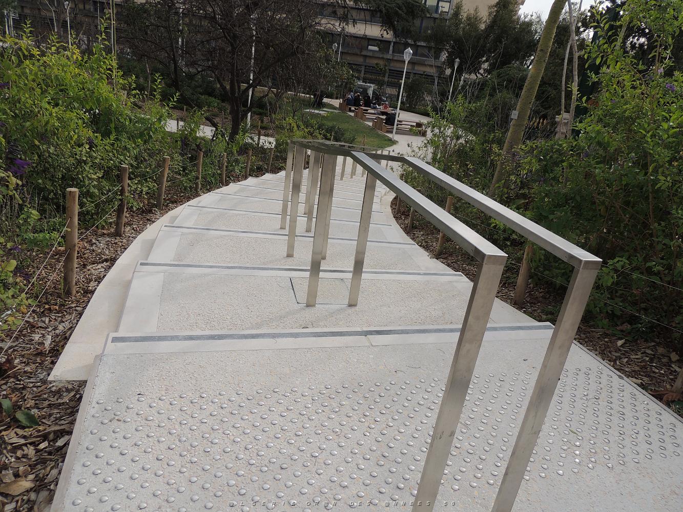 49 Escaliers Sortie Ouest.JPG -           